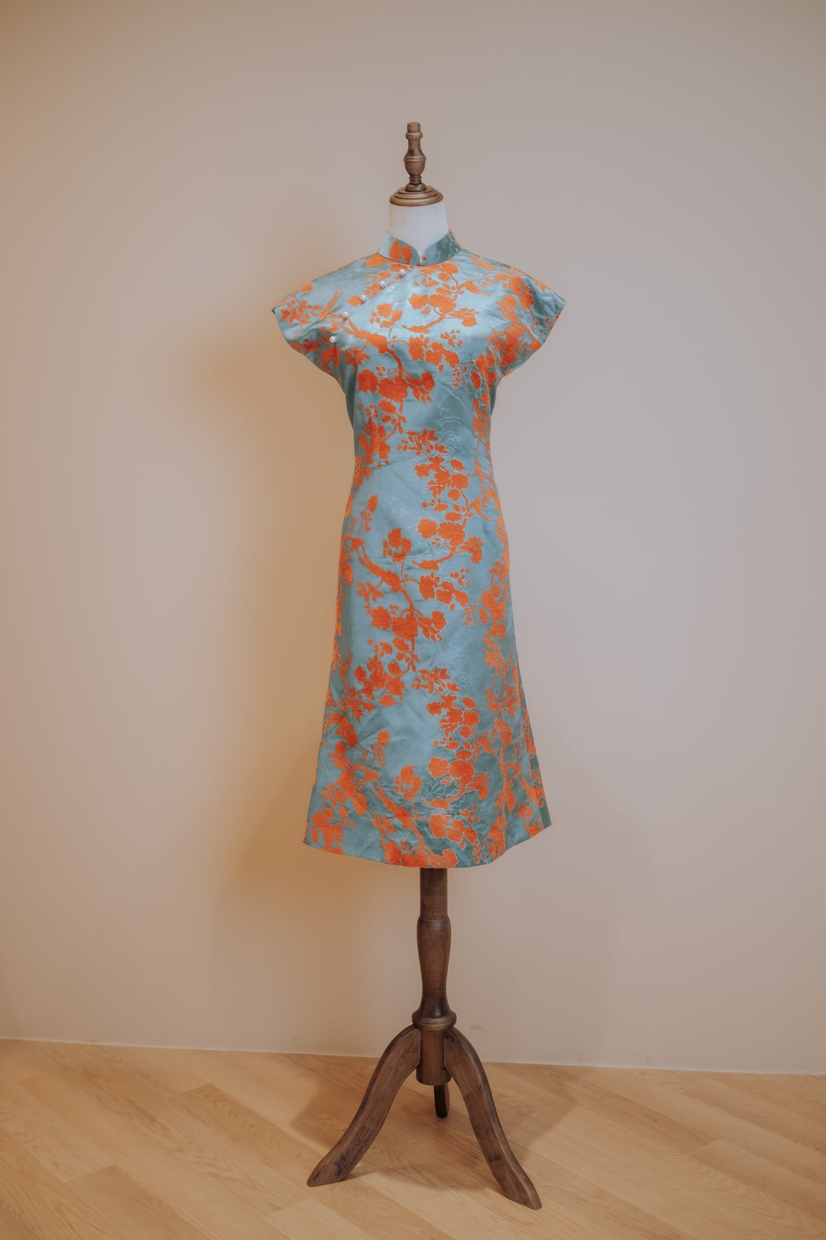 Green and orange jacquard cheongsam with pointed sleeves