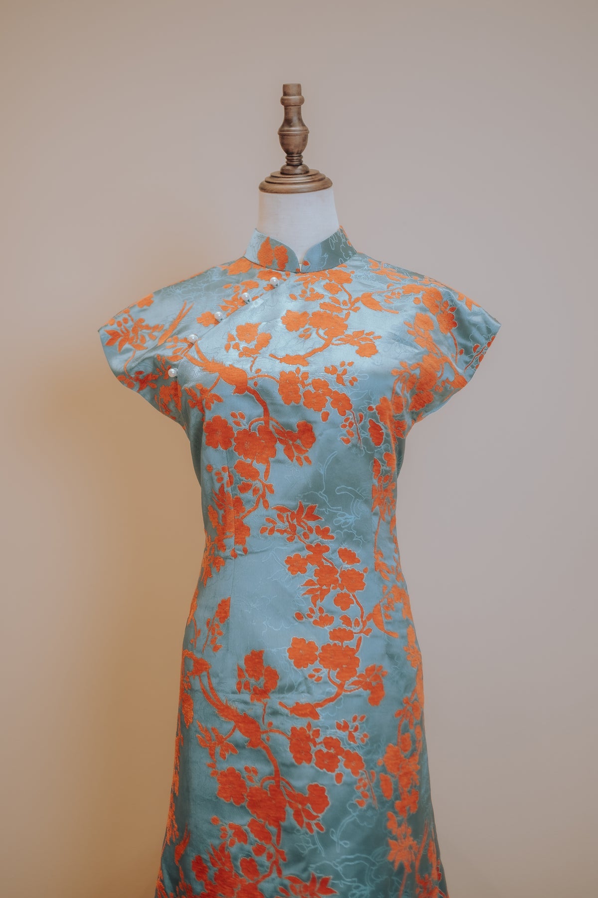 Green and orange jacquard cheongsam with pointed sleeves