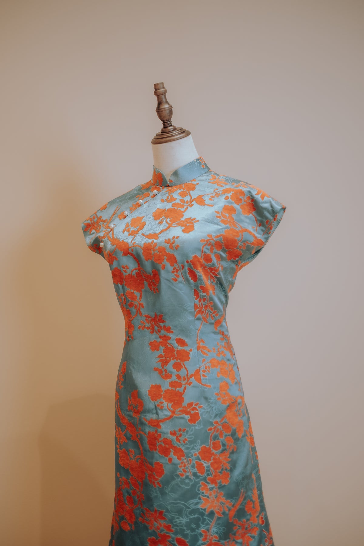 Green and orange jacquard cheongsam with pointed sleeves