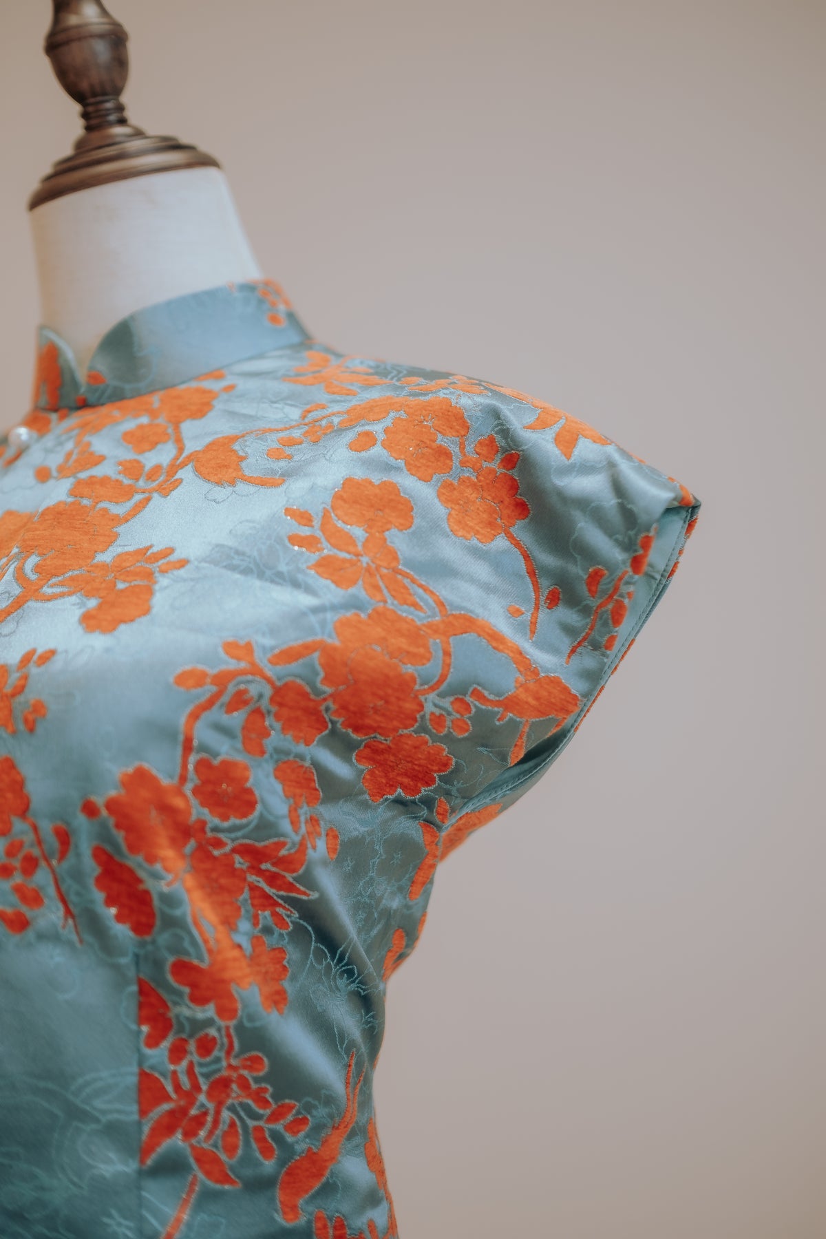Green and orange jacquard cheongsam with pointed sleeves