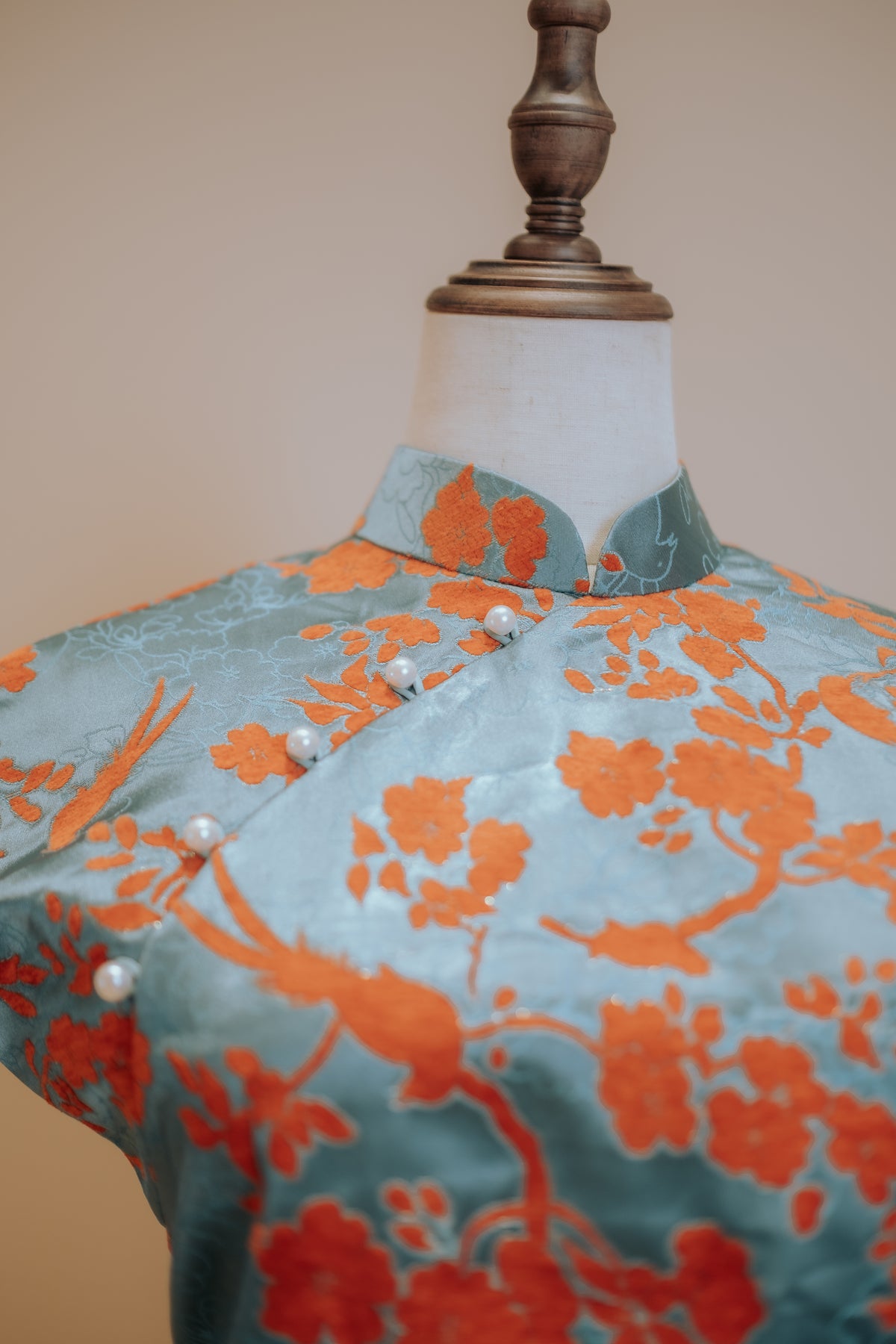 Green and orange jacquard cheongsam with pointed sleeves