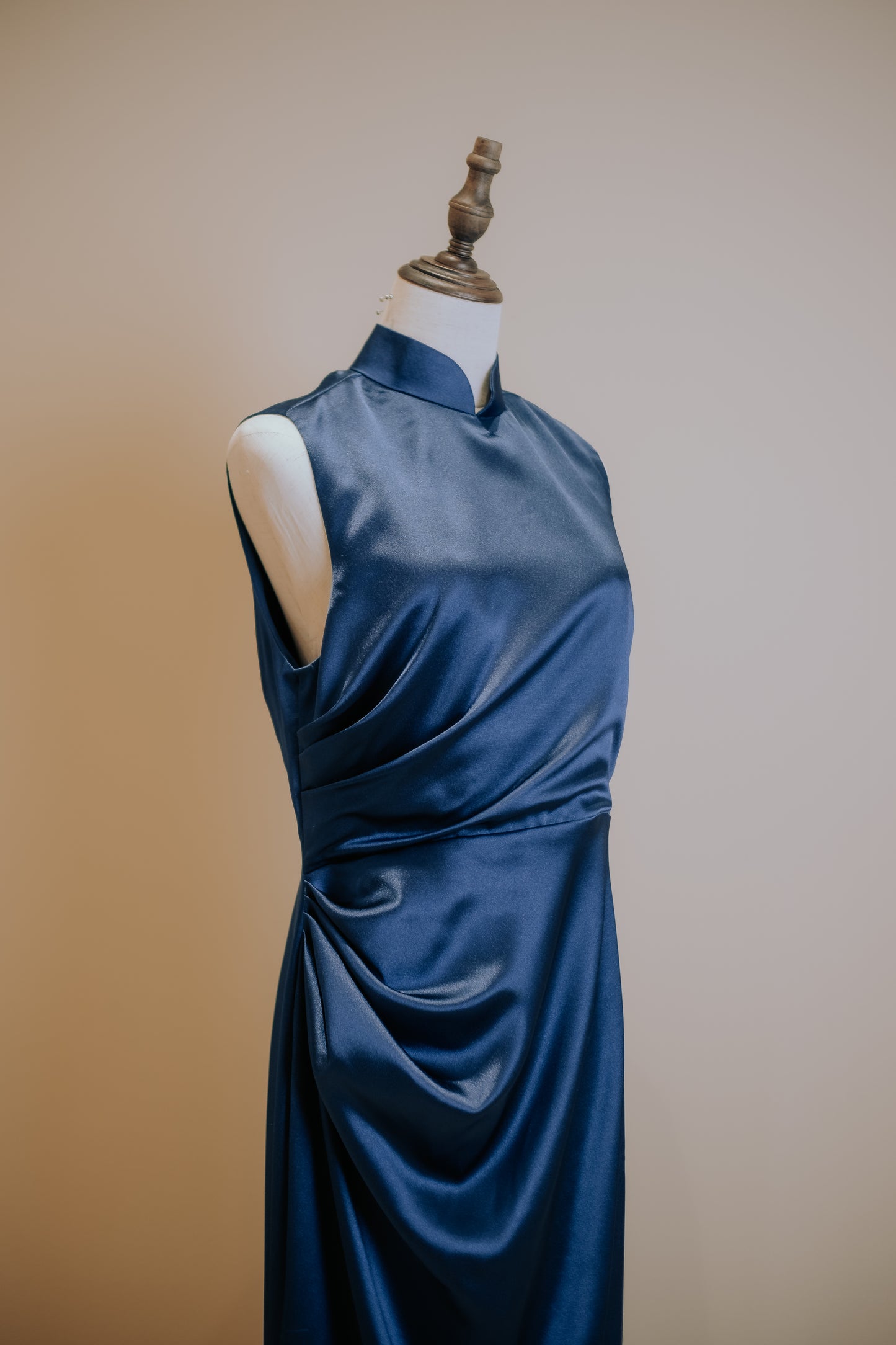 Silk Satin with Side Ruching Modern Mother of the Bride/Groom Gown with Mandarin Collar