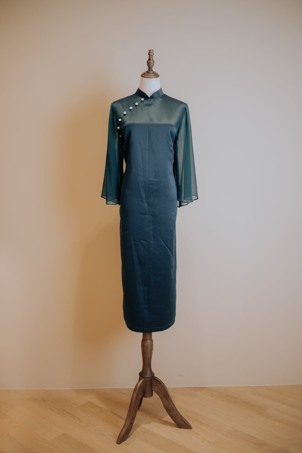 Emerald Green Duchess Satin with Flowy Chiffon Sleeve Cheongsam